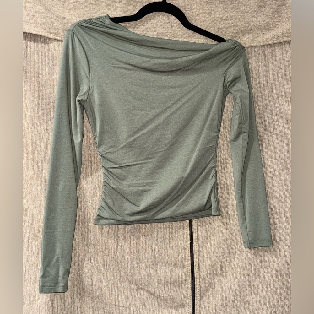 Abercrombie & Fitch Sage Green Long Sleeve Asymmetric Neckline Blouse size XXS